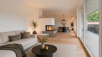 Modernes Wohn- und Esszimmer mit Kamin, Holzboden und großen Fensterfronten zur Terrasse.