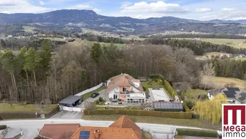 Weitläufiges Anwesen mit Bergblick, großem Garten und Poolbereich.