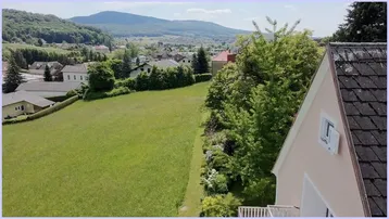 Weitläufige Grünfläche mit Blick auf die umliegende Landschaft und Berge.