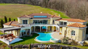 Luxuriöse Villa mit weitläufigem Grundstück, großem Pool und malerischer Hügellandschaft.