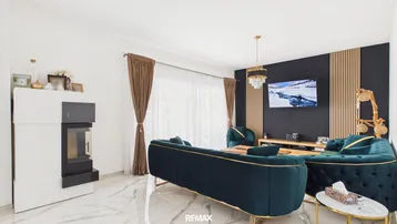 Gemütliches Wohnzimmer mit modernem Kaminofen, dunklen Sofas und stilvoller Wandgestaltung.