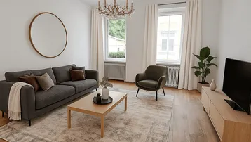 Helles Wohnzimmer mit modernem Sofa, Holzboden und Kronleuchter, einladend und stilvoll eingerichtet.