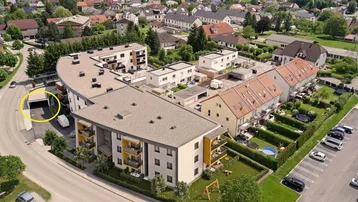 Luftaufnahme eines modernen Wohnkomplexes mit Flachdächern, Gärten und Parkmöglichkeiten in grüner Umgebung.