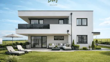 Moderne weiße Villa mit großem Garten, Terrasse und Balkon, ideal für Entspannung im Freien.