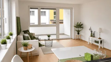 Helles Wohnzimmer mit Holzboden, Zugang zum Balkon und moderner Einrichtung.