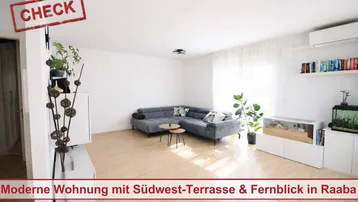 Helles Wohnzimmer mit modernem Sofa, Holzboden und viel Tageslicht.