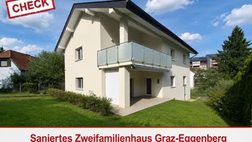 Modernes Zweifamilienhaus mit Balkon und gepflegtem Garten in sonniger Lage.