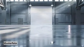 Geräumige Industriehalle mit glänzendem Betonboden und großem Rolltor, durch das Sonnenlicht einfällt.
