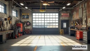 Geräumige Werkstatt mit hohen Decken, großen Fenstern und viel Tageslicht, ausgestattet mit Werkbänken und Werkzeugen.