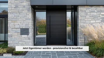 Moderner Hauseingang mit Steinverkleidung, schwarzer Tür und seitlichen Glaselementen, umgeben von Pflanzen.