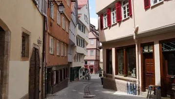 Expose Wohn- und Geschäftshaus mit Büroflächen, Carport und Stellplätzen