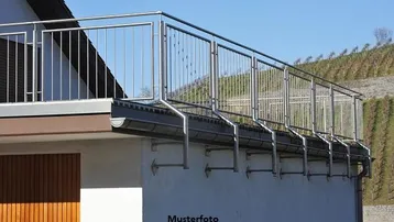 Balkon mit modernem Edelstahlgeländer und weitem Blick auf die umliegenden Weinberge.