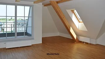 Heller Dachbodenraum mit Holzbalken, großem Fenster und Dachfenster, ideal für individuelle Gestaltung.
