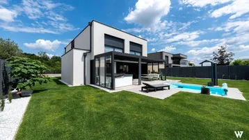 Großzügiger Gartenbereich mit modernem Pool, überdachter Terrasse und gepflegter Rasenfläche hinter dem Haus.