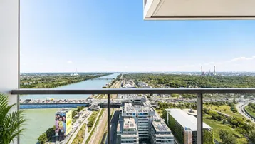 Weitläufiger Blick vom Balkon über den Fluss, die Stadt und die umliegende Landschaft.