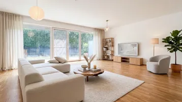 Helles Wohnzimmer mit Holzboden, großen Fenstern und Zugang zum Gartenbereich.