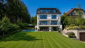Moderne Villa mit großem Garten, Swimmingpool und mehreren Balkonen, umgeben von viel Grün.