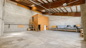 Expose Halle mit ca. 200m2 Lagerfläche | Rolltor | LKW-Zufahrt möglich | Kalthalle | ab sofort verfügbar