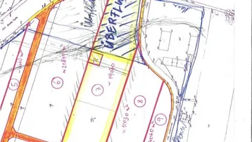 Katasterplan zeigt die Aufteilung eines Grundstücks in mehrere Parzellen mit Flächenangaben und einer Überflutungszone.