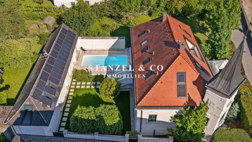 Gesamtansicht der Immobilie von oben mit Pool, Garten und Solaranlagen auf dem Dach.