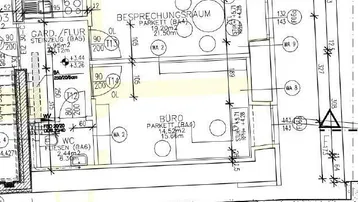 Grundriss mit Teeküche, Besprechungsraum und Büro. Parkettböden in den Hauptbereichen, Fliesen in Flur und WC.