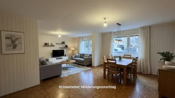 KI-bearbeiteter Möblierungsvorschlag für einen offenen Wohn-Essbereich mit Parkettboden und großen Fenstern.