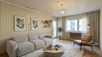 KI-bearbeitetes Wohnzimmer mit moderner Möblierung, Parkettboden und Zugang zum Balkon.