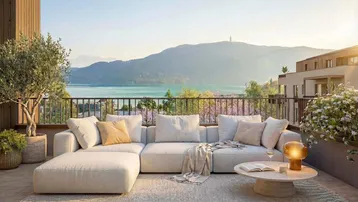 Große, möblierte Terrasse mit bequemen Loungemöbeln und atemberaubendem Blick auf den See und die Berge.