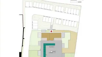 Gesamtlageplan der Immobilie mit eingezeichneten Parkplätzen und Grünflächen.