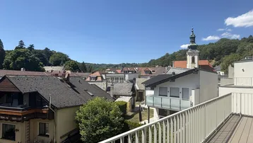 Große Dachterrasse mit weitem Blick über die Dächer der Stadt und die Kirche.