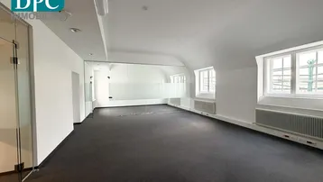Geräumiges Büro mit Teppichboden, großen Fenstern und moderner Glasabtrennung, das viel Tageslicht hereinlässt.