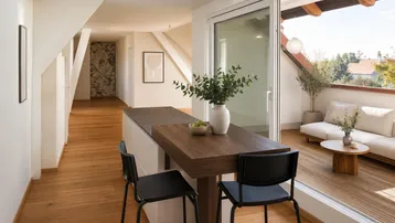 Heller offener Wohnbereich mit Holzboden, integrierter Bar und Zugang zu einer sonnigen Terrasse.