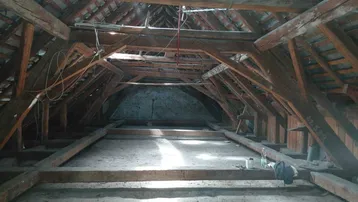 Unausgebauter Dachboden mit sichtbaren Holzbalken und viel Potenzial für einen zukünftigen Ausbau.