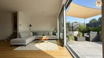 Helles Wohnzimmer mit Holzboden, gemütlichem Sofa und direktem Zugang zur möblierten Terrasse.