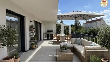 Geräumige Sonnenterrasse mit Essbereich, Lounge-Möbeln und Blick ins Grüne, ideal für Entspannung und Unterhaltung.