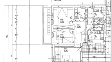 Detaillierter Grundriss einer Wohnung mit offenem Wohnbereich, Schlafzimmern und Balkonzugang.