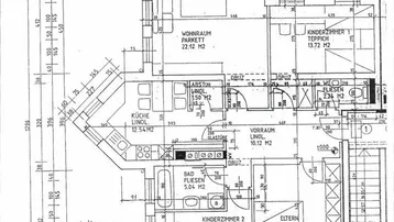 Grundriss einer Wohnung mit drei Schlafzimmern, offener Küche, Loggia und Balkon.