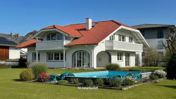 Großzügiges Einfamilienhaus mit Garten, Pool und Balkonen unter blauem Himmel.