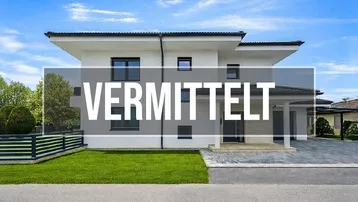 Moderne Hausfassade mit gepflegtem Vorgarten und Hinweisschild "Vermittelt".