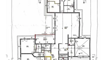 Grundriss des Erdgeschosses mit offenem Wohnbereich, Küche, Terrasse und direktem Gartenzugang.