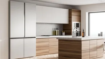 Moderne Küche mit integrierten Geräten, Kücheninsel und hellem Holzboden.