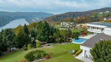 Weitläufige Außenansicht der Villa mit Pool und Blick auf den Fluss sowie die umliegende Landschaft.