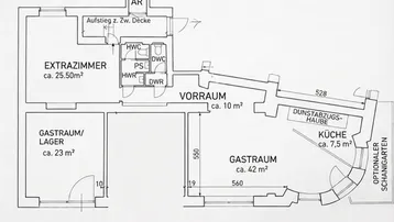 Grundrissplan zeigt eine Küche, mehrere Gasträume, ein Extrazimmer und einen optionalen Schanigarten.