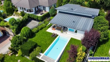 Moderne Villa mit großem Garten, Swimmingpool und Terrasse für entspannte Stunden im Freien.
