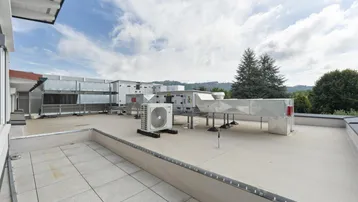 Große Dachterrasse mit technischen Anlagen und weitem Blick in die Umgebung.