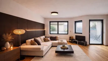 Helles Wohnzimmer mit modernem Ecksofa, Holzboden und Zugang zu einem Balkon.