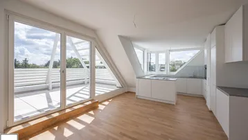 Heller offener Wohnbereich mit moderner Küche, Holzboden und Zugang zu einer großen Dachterrasse.