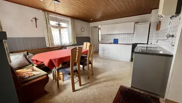 Gemütliche Küche mit Essbereich, Holzdecke und traditioneller Einrichtung.