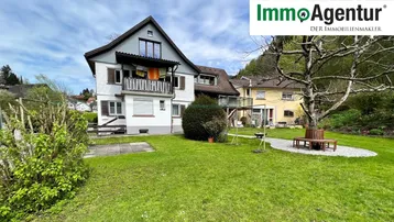 Gepflegtes Haus mit Garten, Balkon und Bergblick in ländlicher Umgebung.