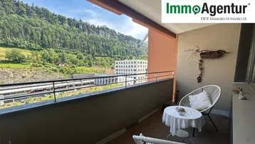 Möblierter Balkon mit Bergblick und Aussicht auf die umliegende Landschaft.